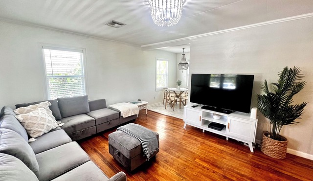 Stylish Comfy Bungalow- 10 minutes to the beach. Backyard w/ deck & Grill.
