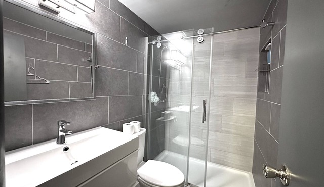 Stylish & Comfy Haven near Niagara Falls ~ UB in safe Neighborhood!