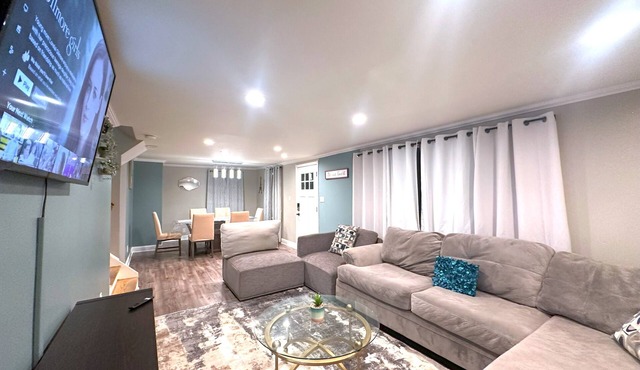 Stylish & Comfy Haven near Niagara Falls ~ UB !