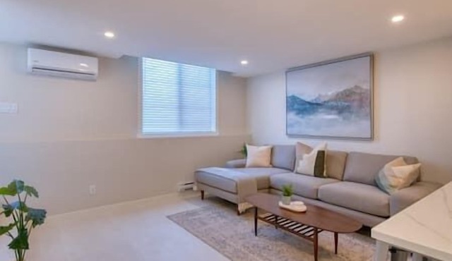 Stylish & Comfy Mountain Escape King Bed 1 Hour from Banff National Park