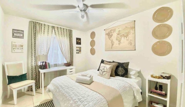 Stylish & Comfy Private Bedroom in Townhouse