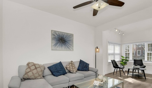 Stylish & Comfy Stay Close to Downtown