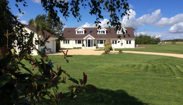 Stylish Contemporary 5 bed , 4 bathrooms house near Shaftesbury gated entry