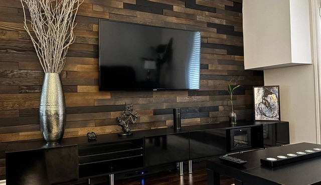 Stylish Condo Between Toronto and Niagara Falls