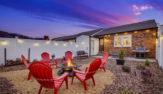 Stylish condo Elizabethton Tennessee, private fenced back yard, family friendly