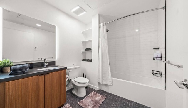Stylish Condo/Mins to Shoreline