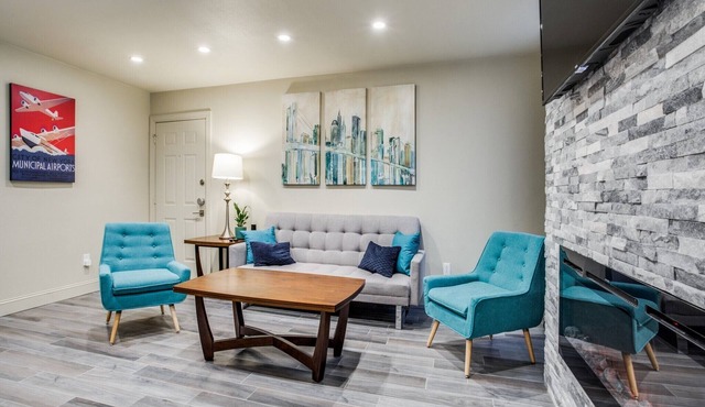 Stylish Condo near SMU, NorthPark & Greenville Ave with Pool