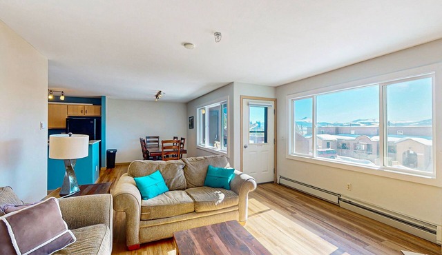 Stylish Condo Near Dillon Reservoir & Seven Ski Areas