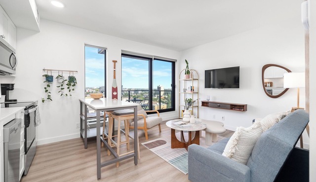 Stylish Condo W/Stunning views & Short Walk DT