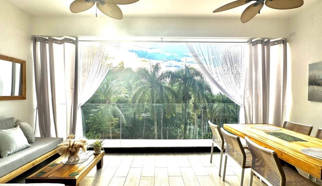 Stylish Condo with TreeTops and Ocean Views