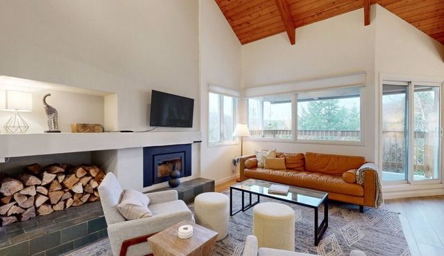 Stylish condo with WFH loft, steps to shuttle, Bridges Resort pools