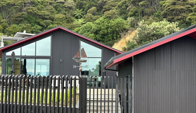 Stylish Contemporary Urban Retreat. 4 minute walk to the beach.