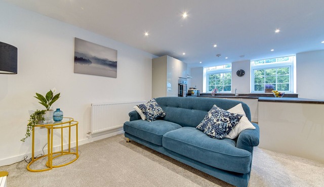 Stylish & Contemporary 2 Bedroom House in Worksop