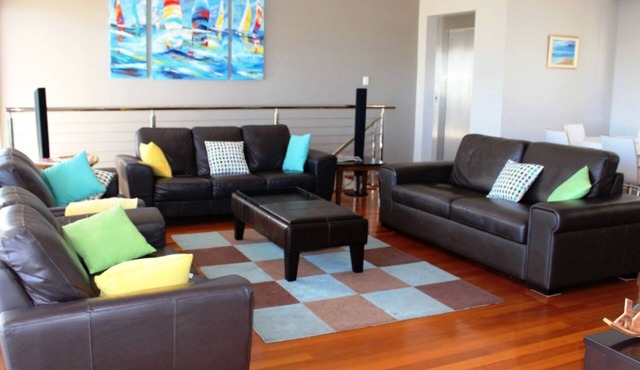 Stylish Contemporary Townhouse, WiFi, Air-Con