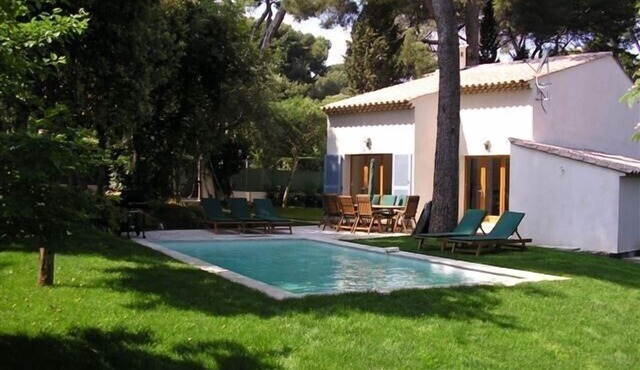Stylish, Contemporary Villa heated pool, 10 mins walk to Beach