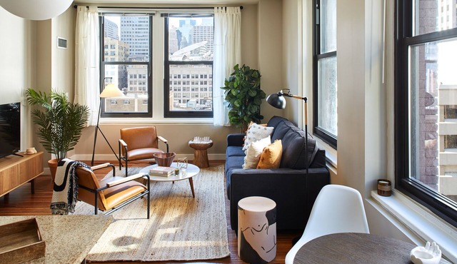 Stylish Corner 2 Bedroom in the Heart of Chicago | Roof Deck