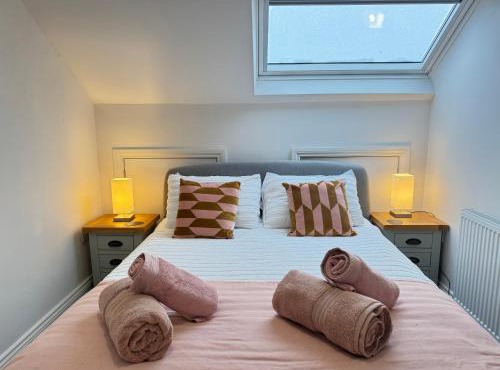 Stylish & Cosy 2-Bed Apartment in Vibrant Oakwood!