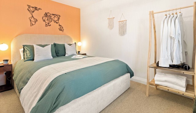 Stylish cosy retreat with private parking