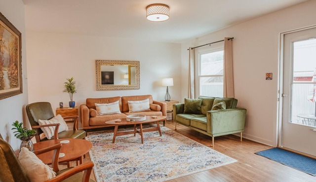 Stylish cottage 1 block from main drag in Nashville. Pet Friendly!