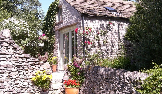 Stylish cottage for 2 guests, pet friendly, dining pub nearby, Chatsworth 10m.