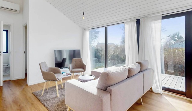 Stylish Cottage Near Beach, Cliff and Harbour Life