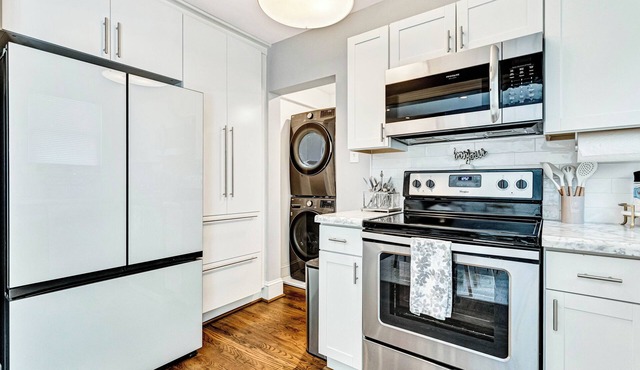 Stylish Cottage near Botanical Gardens + Huge Deck