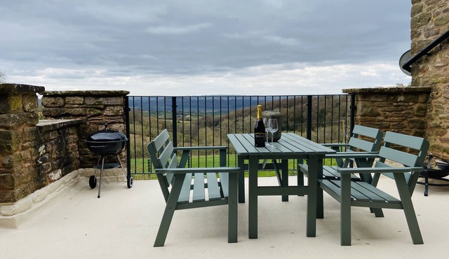 Stylish Country Cottage With Balcony Views