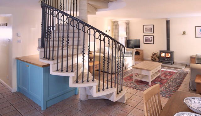 Stylish country cottage near Edinburgh with wood-fired sauna. Pet friendly.