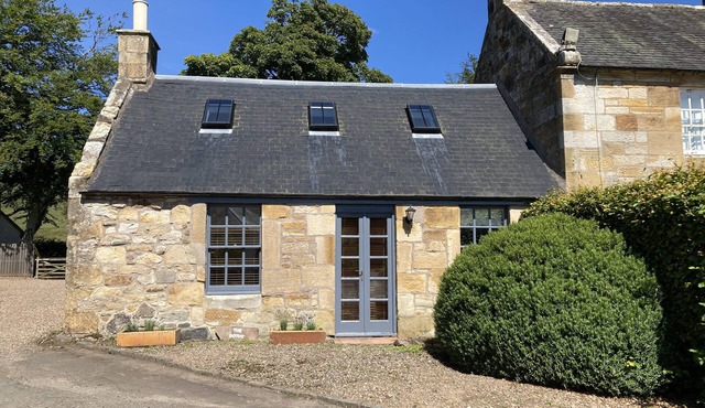 Stylish countryside cottage outside Edinburgh