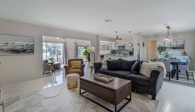 Stylish & Cozy~ 10mins to beach and shops