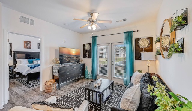 ⭐Stylish & Cozy⭐ 2BR/2BA w/King Bed, Pool & Gym Nr I295 & Downtown