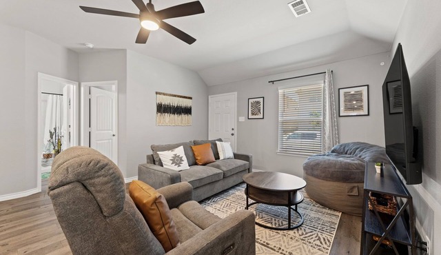 Stylish & Cozy 2BR Fenced Yard-Dog friendly. Near AT&T Stadium World Cup ready!