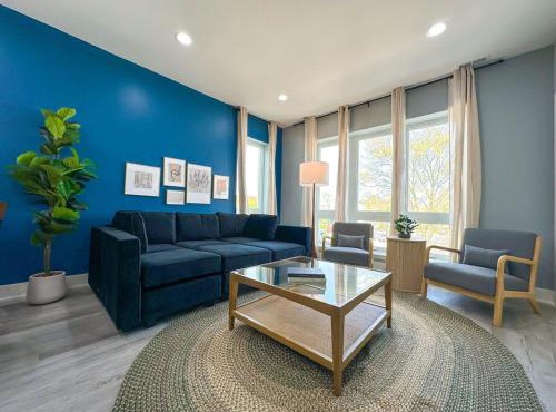 Stylish Cozy 3BR Retreat with Free Parking Near Pilsen Art Center, Douglas Park and University of Illinois Chicago