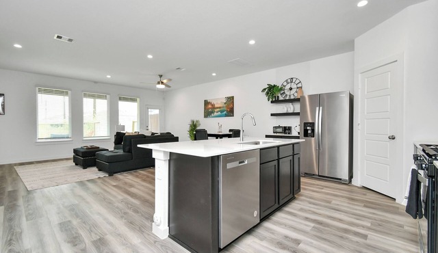 Stylish & Cozy 4 Beds - Near Downtown W/Backyard