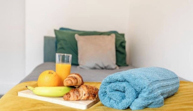 Stylish & Cozy 5-Bed Home | Sleeps 6 | Free Parking | Walk to Hospital & Shops