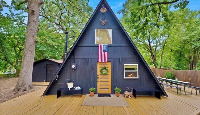 Stylish, cozy A-Frame house just 1 block from Cedar Creek Lake.