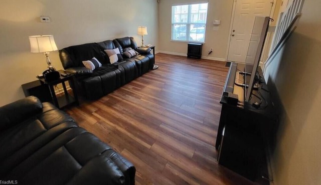 Stylish, Cozy Corporate Townhome with Pool!
