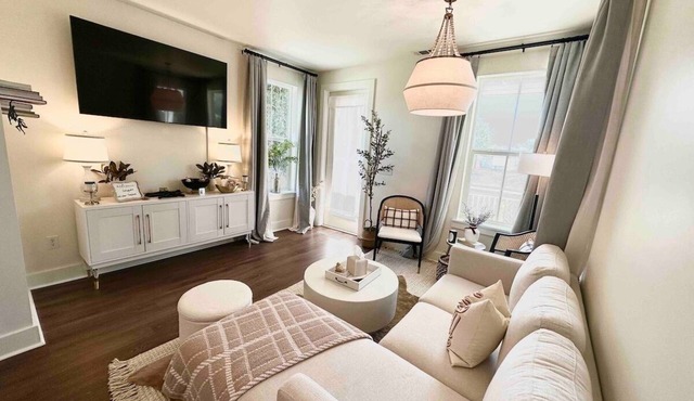 Stylish & Cozy Cottage, 1 mile to downtown Ocean Springs! Golf Cart District