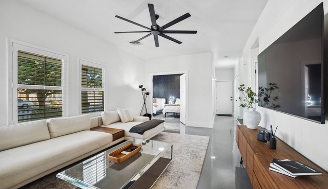 Stylish & Cozy Downtown Home ~ Yard ~ Parking + EV~ Near DTPHX attractions