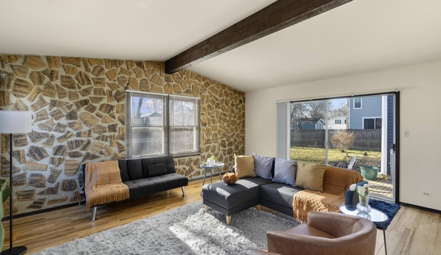 Stylish Cozy Getaway With Fireplace! + Foosball - Downers Grove