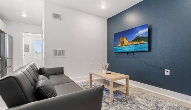 Stylish & Cozy Getaway in Downtown with Free Parking