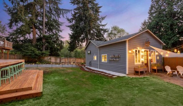 Stylish & Cozy Lakeside Retreat Accommodations. Great location!