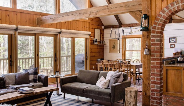 Stylish, cozy log cabin between Mt. Snow & Stratton