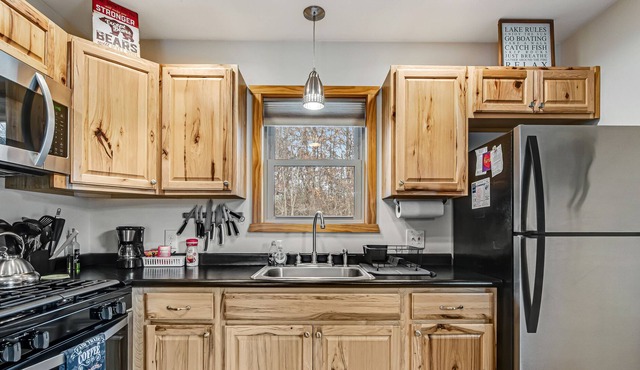 Stylish & Cozy Retreat W/ Free WiFi, Three Ponds On-site, & Jetted Tub - Dogs OK