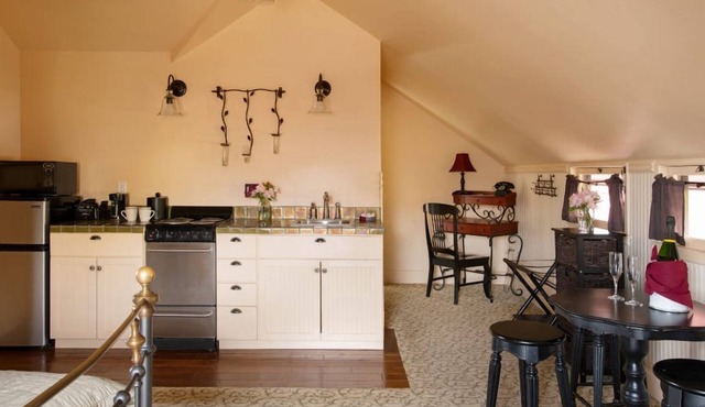 Stylish & Cozy Stay Near Museums, Dining & Yellowstone Adventures w/Breakfast!