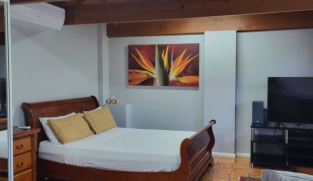 Stylish Cozy Swimming Pool Facing Self-Contained Room No 2 in delightful Windsor