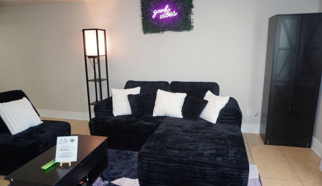 Stylish Cozy Townhouse Near Major Highways