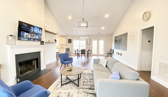 🌈 🏡Stylish & Cozy Vibes, Just Minutes from Road Atlanta💥