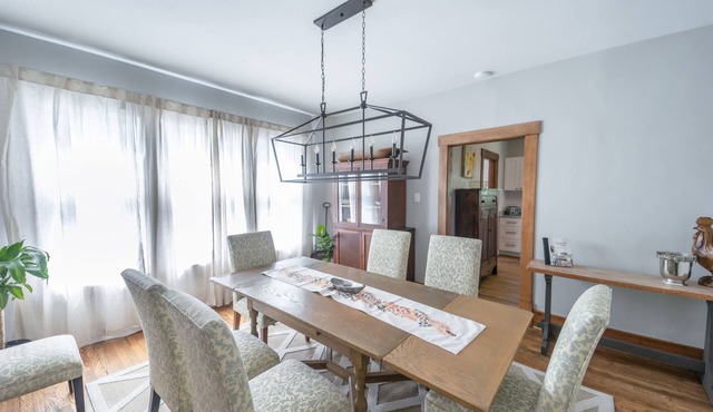 Stylish craftsman, perfect for groups, steps away from Downtown!