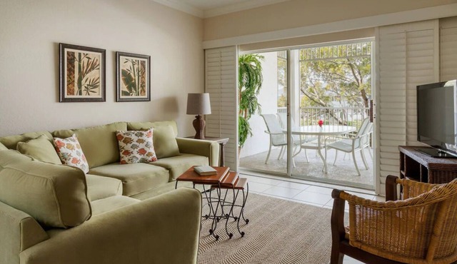 Stylish Deluxe 2BR Stay at Olde Marco Inn, Near Shops & Waterfront